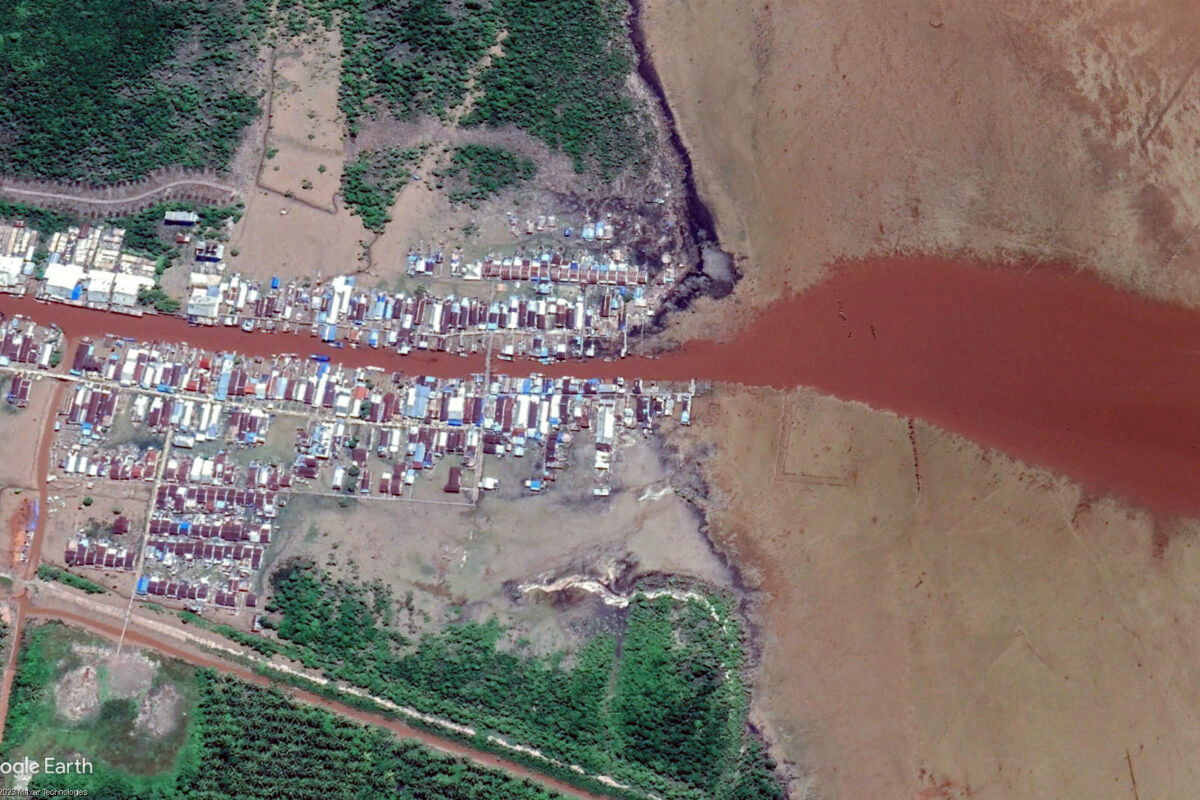 A satellite image of the Kuala Selat coast in 2008 shows the last houses on the waterfront still standing.